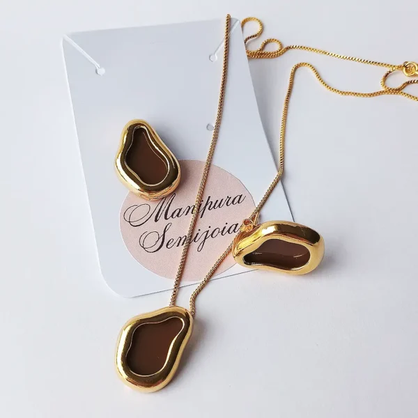 Conjunto organico marrom